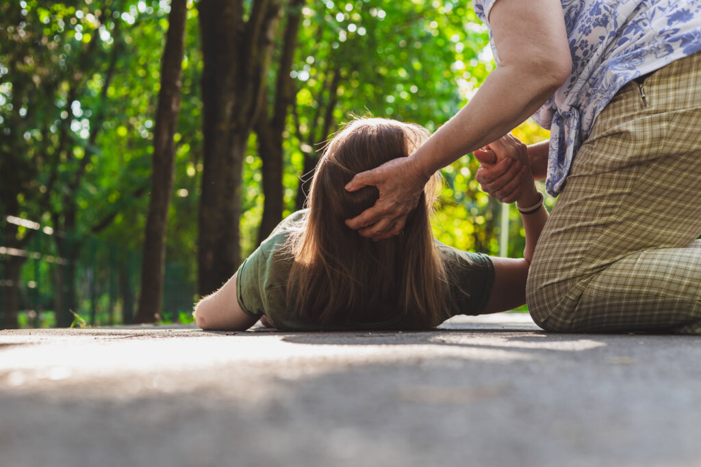 Pomagają nastolatkowi, który upadł w wyniku ataku epilepsji