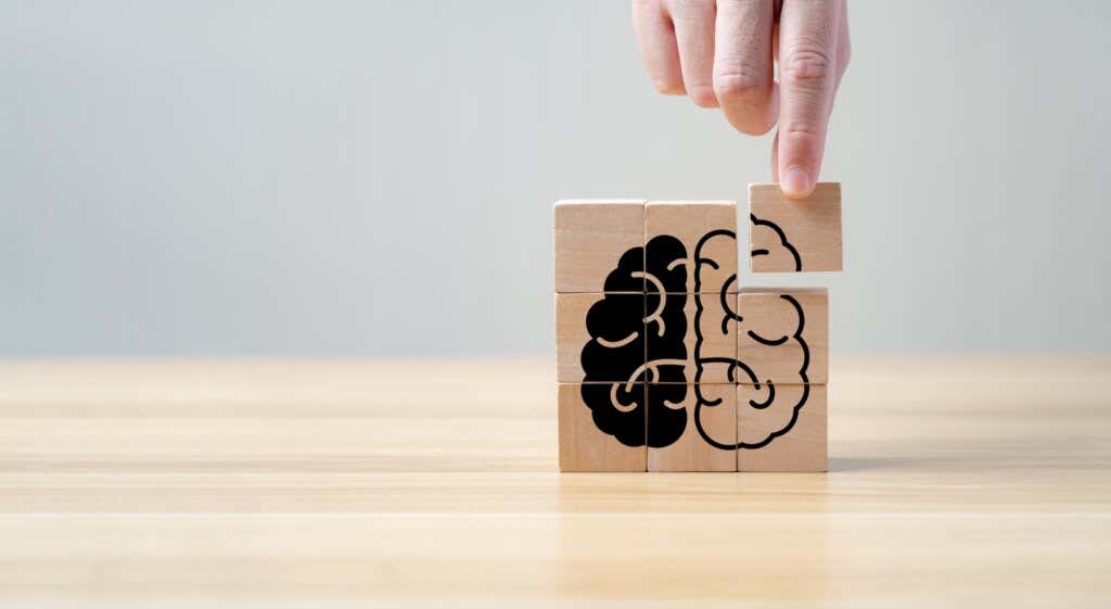 Holzpuzzle mit Gehirn symbolisiert kognitive Verzerrungen