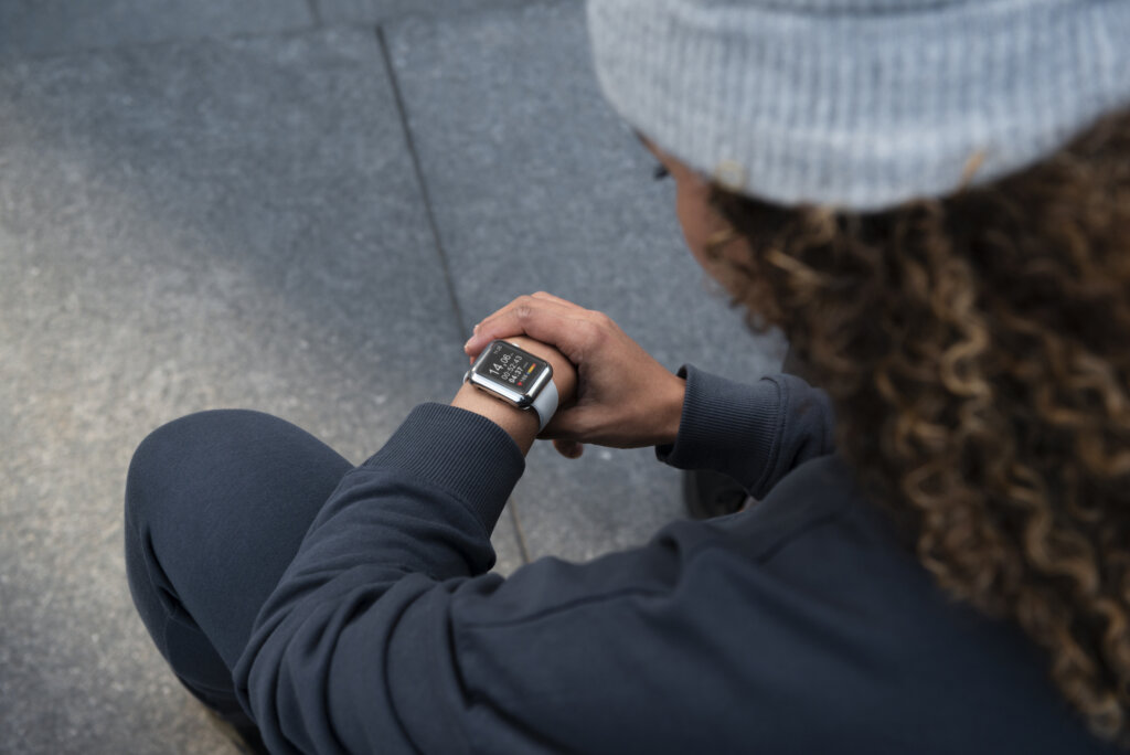 Le jeune homme vérifie sa montre intelligente