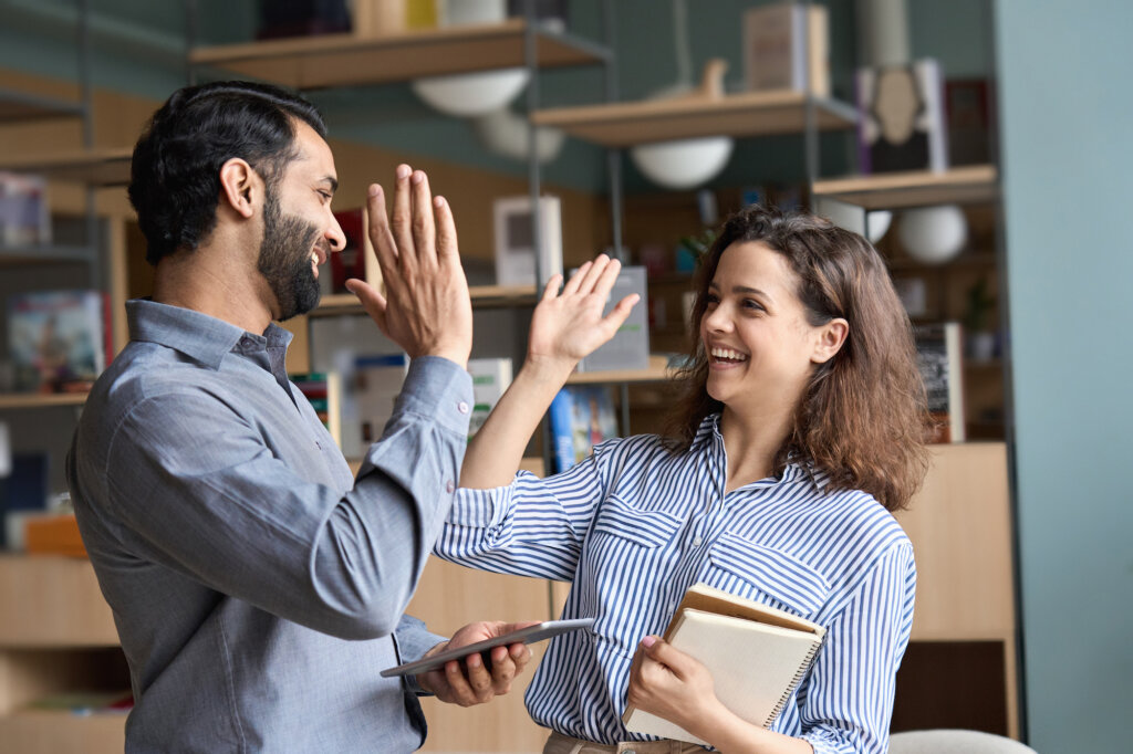 Un couple de travail célèbre une réussite