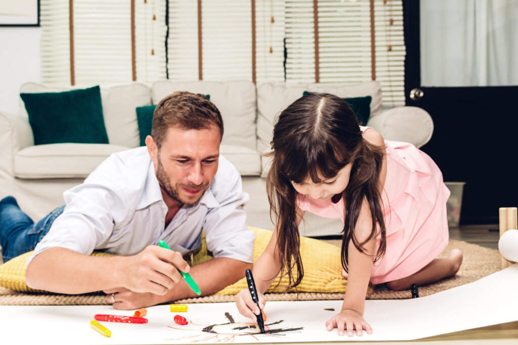 Padre e hija dibujando