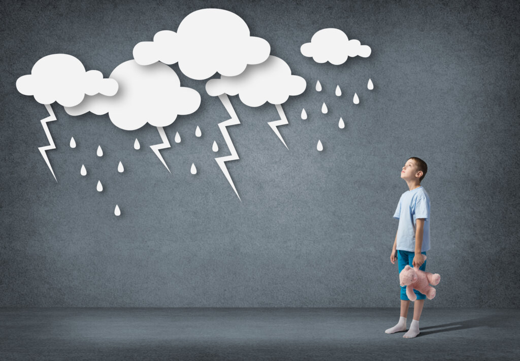 Kind met donderwolken