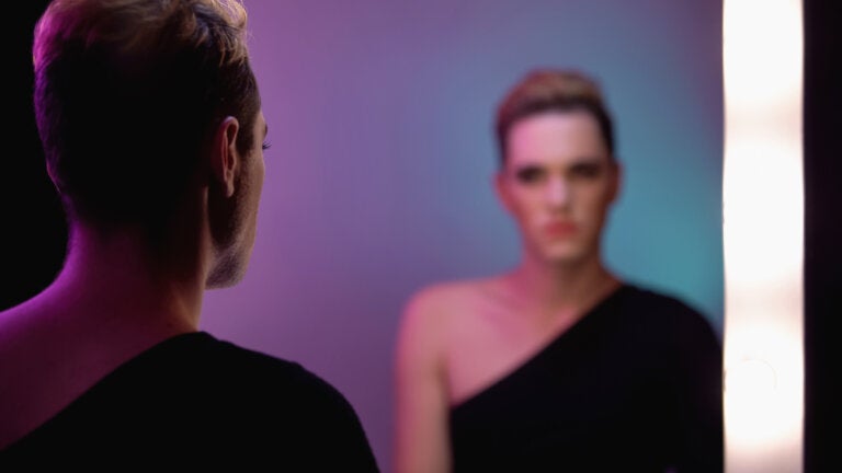 Disforia de género y teoría 'queer': una mirada psicológica más allá