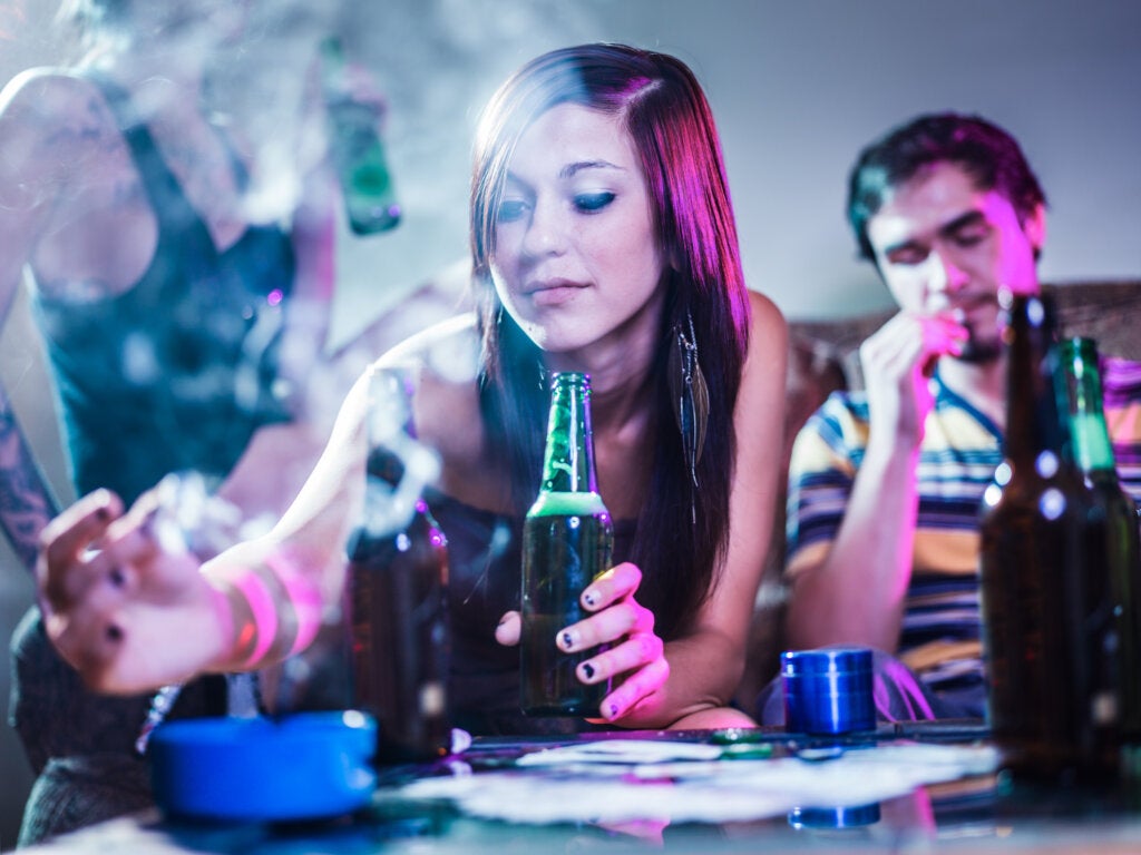 Les jeunes consomment de l'alcool et des drogues