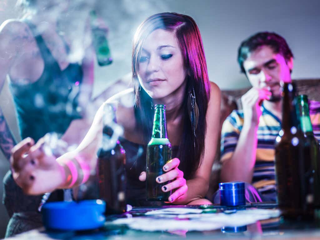 Młodzi ludzie spożywają alkohol i narkotyki