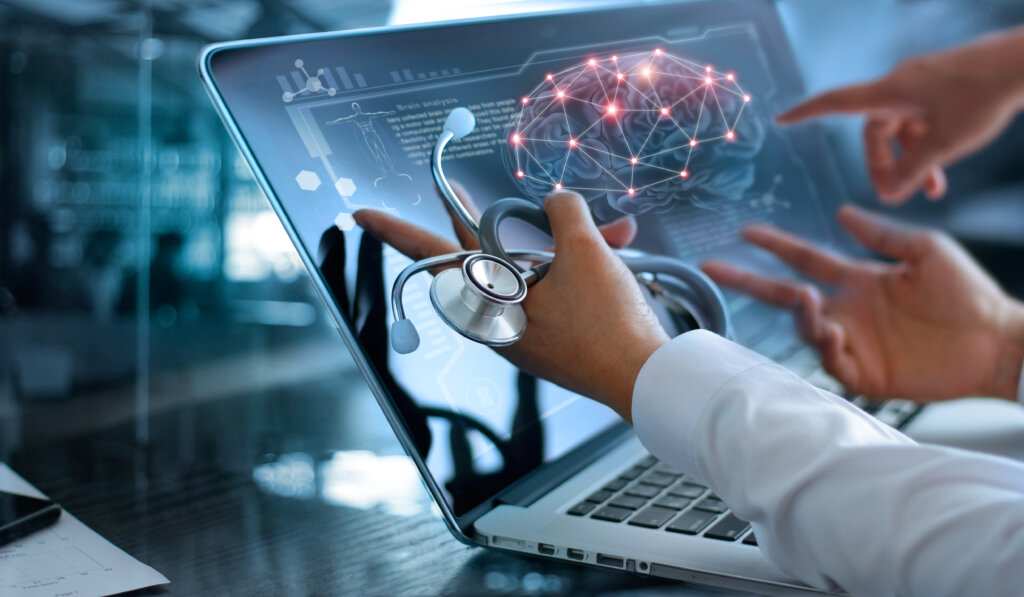 Computador com cérebro e estetoscópio simbolizando o impacto das neurotecnologias