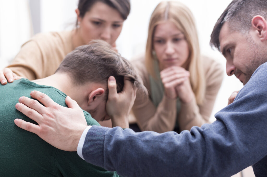 Groupe de soutien accompagnant un homme en deuil