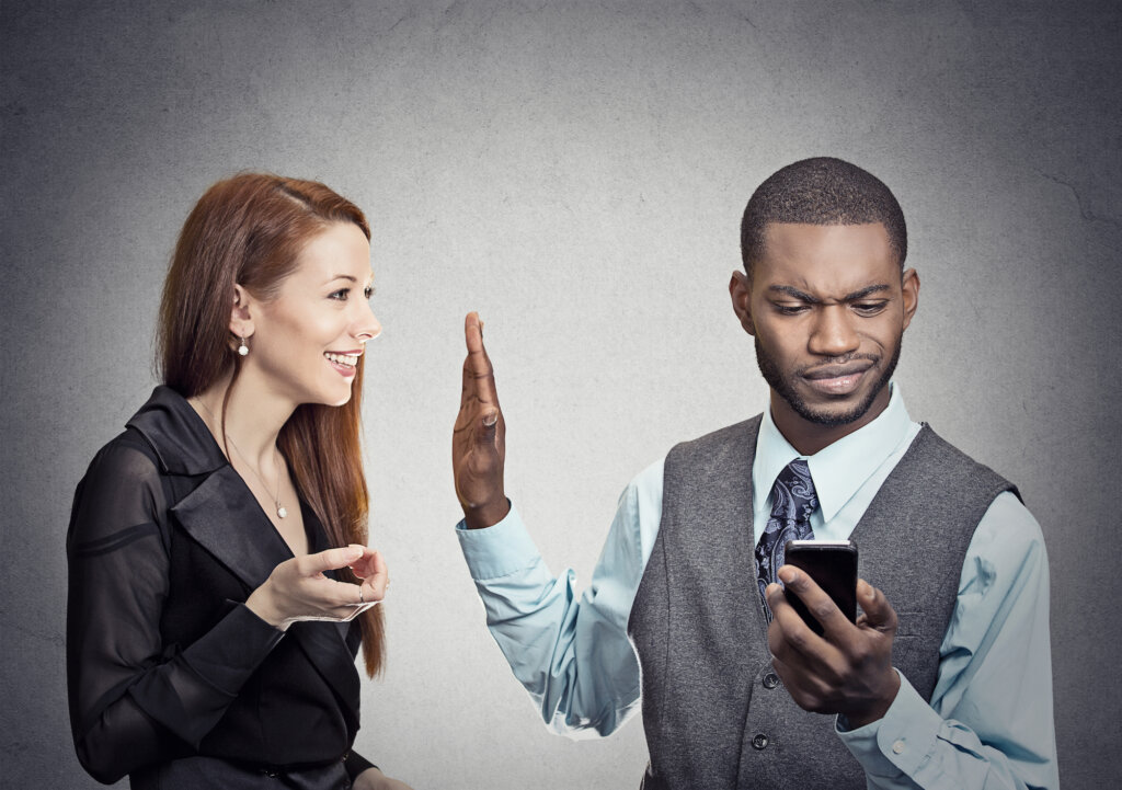 Homme ignorant une femme en raison d'un licenciement narcissique