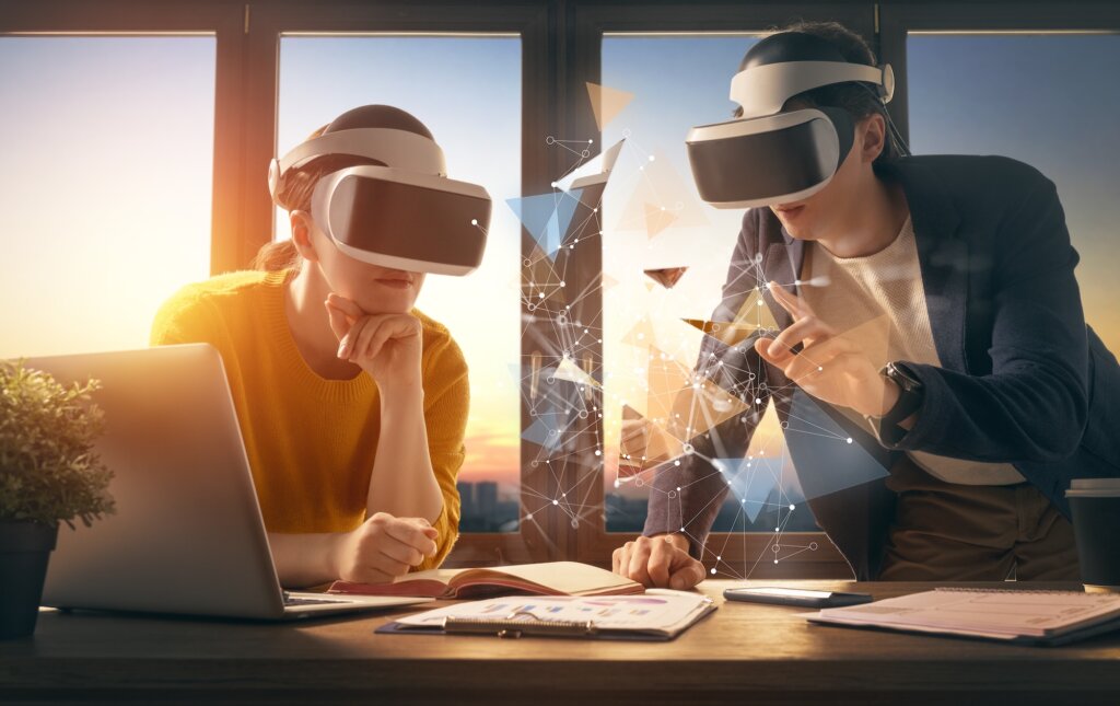 Les femmes travaillent avec des lunettes de réalité virtuelle