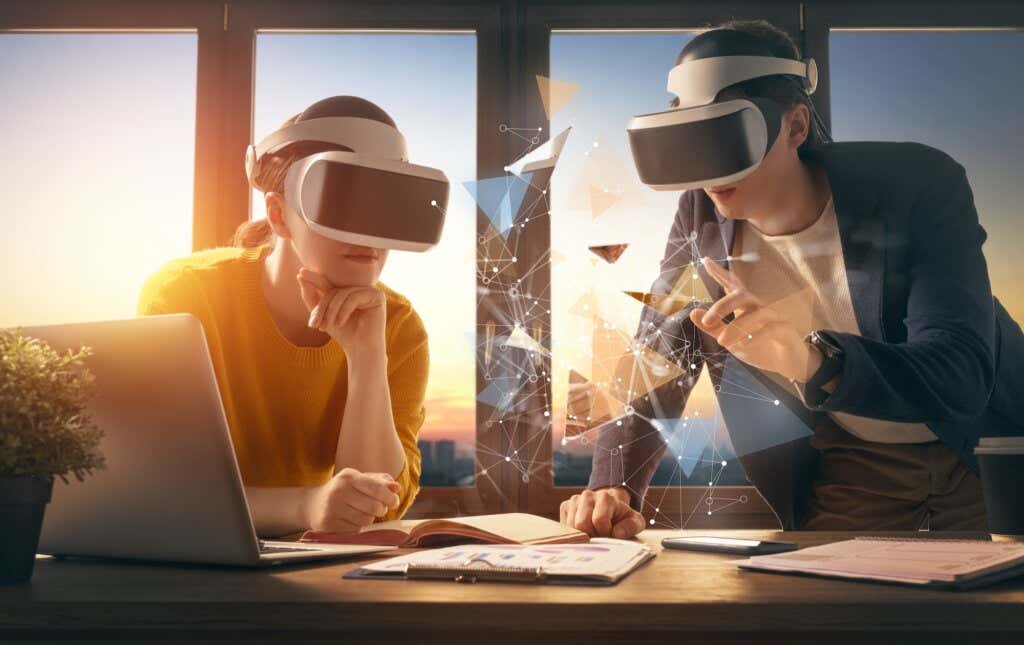 Mujeres trabajan con lentes de realidad virtual