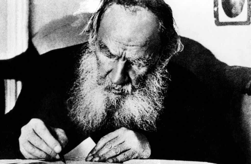 Leon Tolstoi escribiendo
