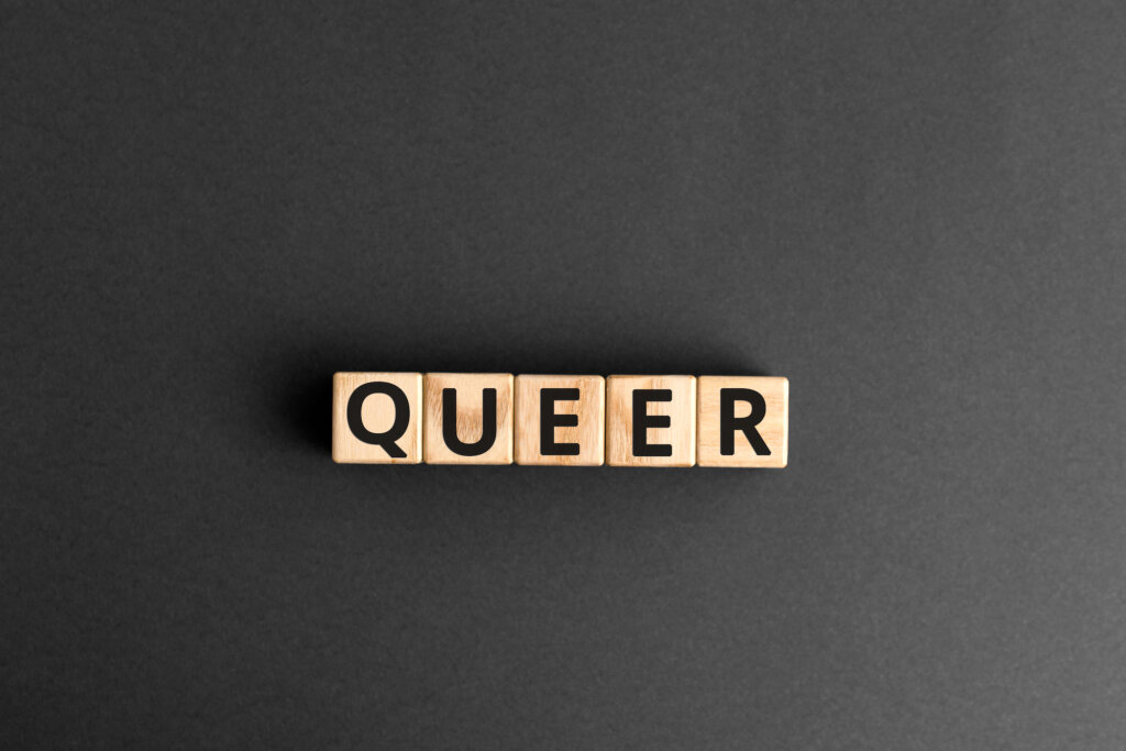 Les lettres en bois forment le mot queer