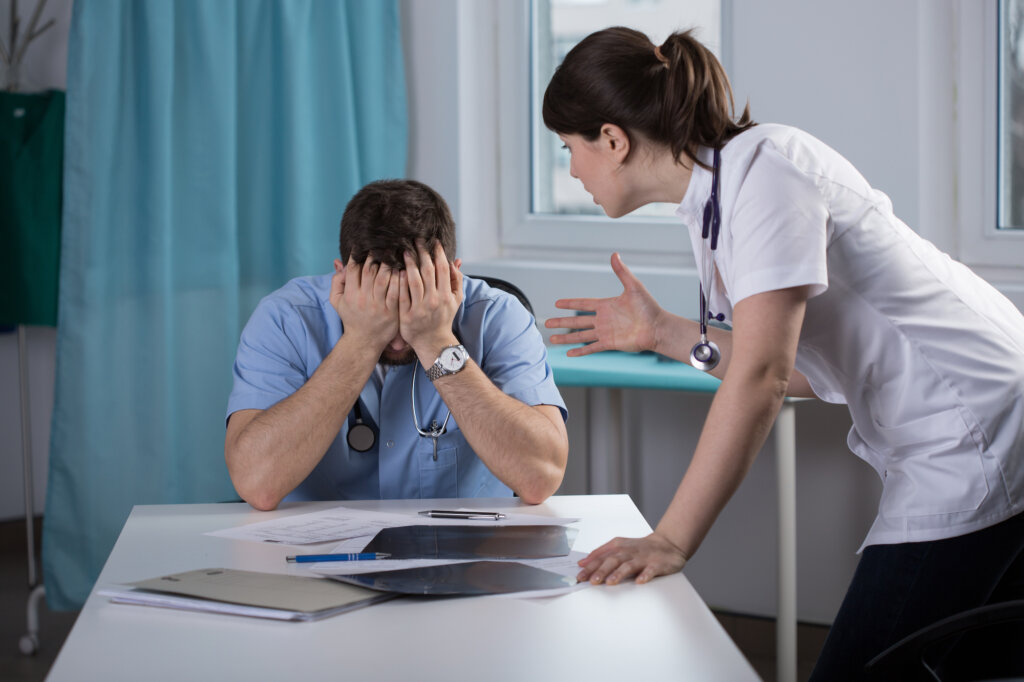 Médecins dans une discussion à l'hôpital