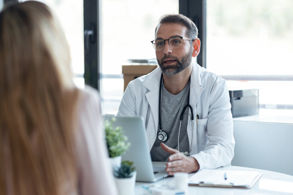 Le docteur s'occupe du patient dans son bureau