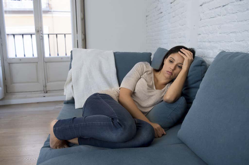 Mujer acostada en un mueble representando lo que es vivir con trastorno de la personalidad dependiente