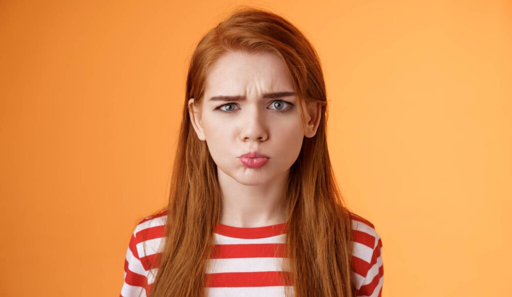 fille rousse représentant des adultes atteints du syndrome de Peter Pan