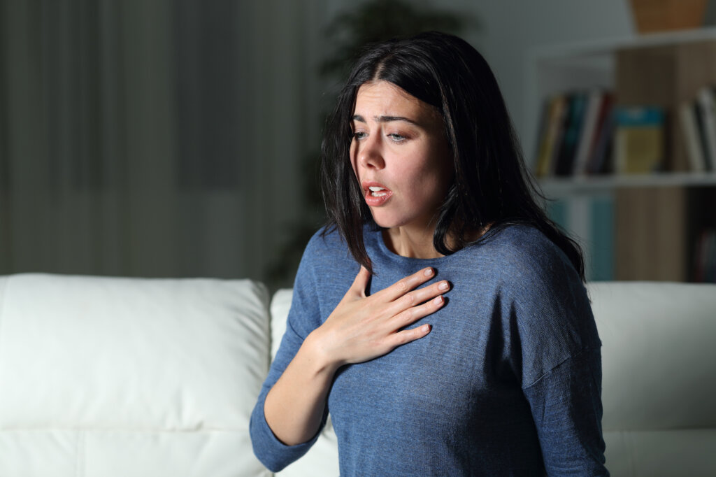 Femme avec crise d'angoisse