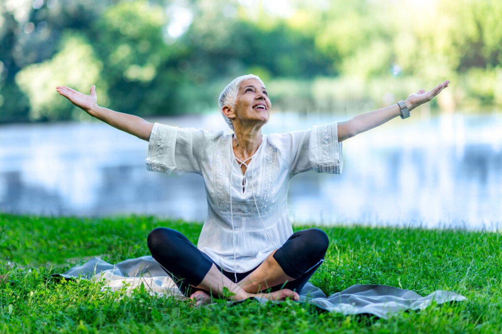 Mujer en el lago practicando mindfulness