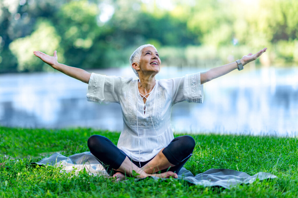 Mulher no lago praticando mindfulness