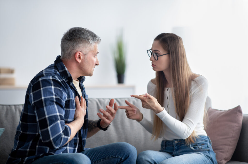 Couple se disputant assis sur un canapé