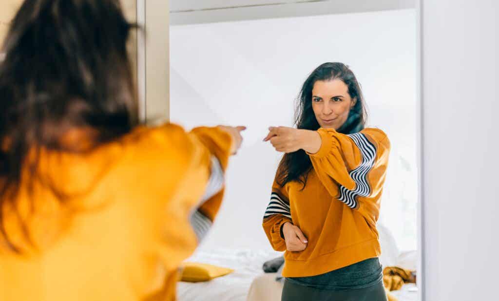 Une femme confiante se pointe devant le miroir