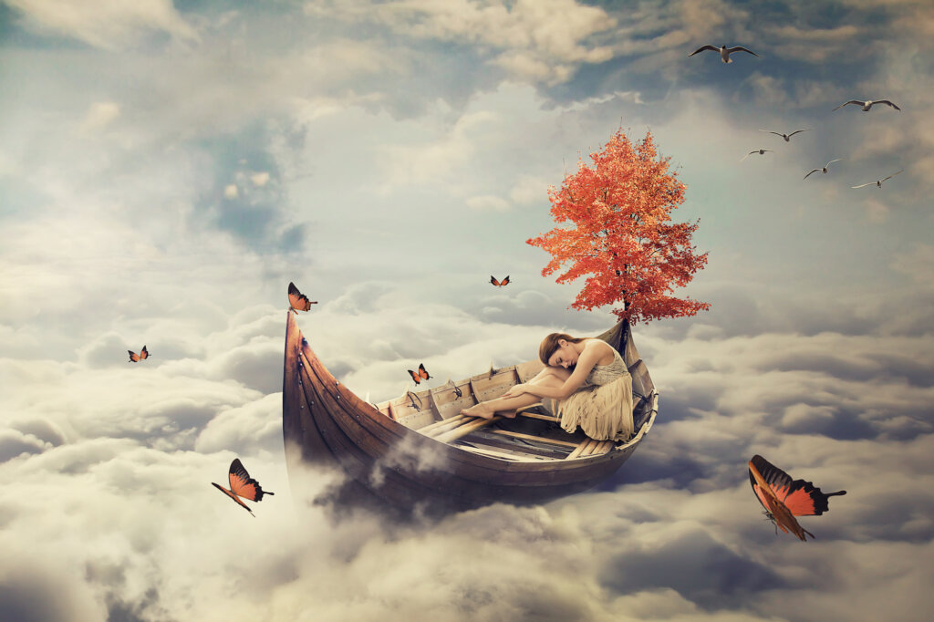 Frau in einem Schiff zwischen Wolken symbolisiert Traumdeutung von Freud