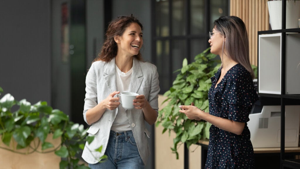 Conversación entre mujeres en una terraza
