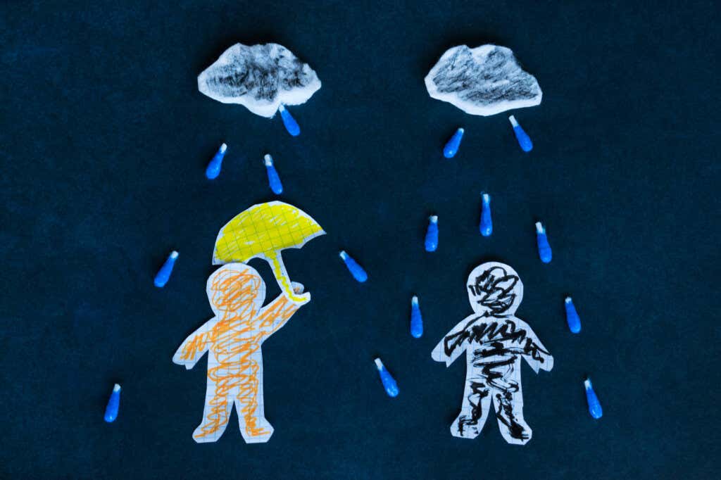 Rysunek lalek osłaniających się parasolkami przed deszczem