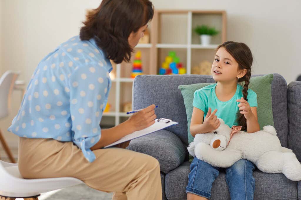 Psicóloga con niña trabajando el estrés en la infancia