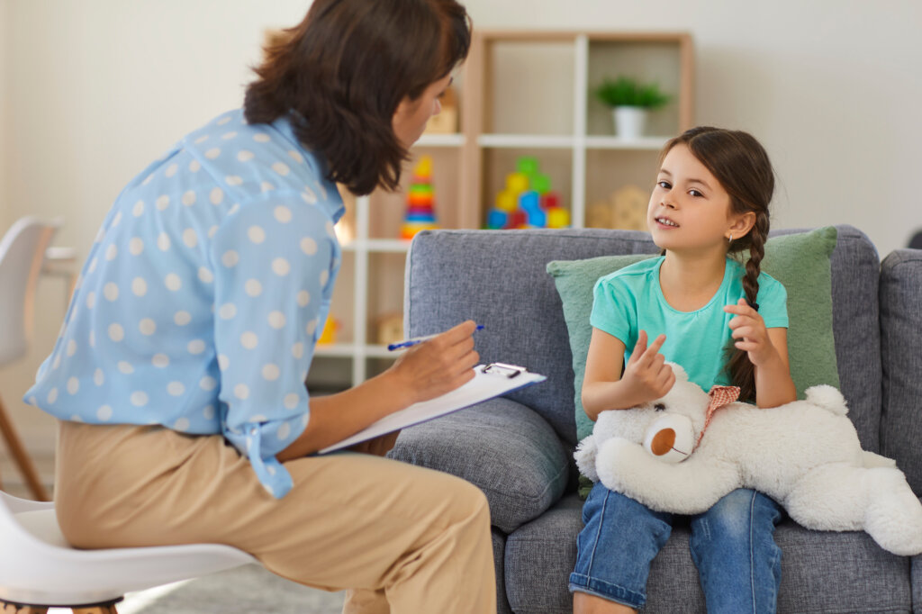 Psychologue avec le stress de travail des filles dans l'enfance