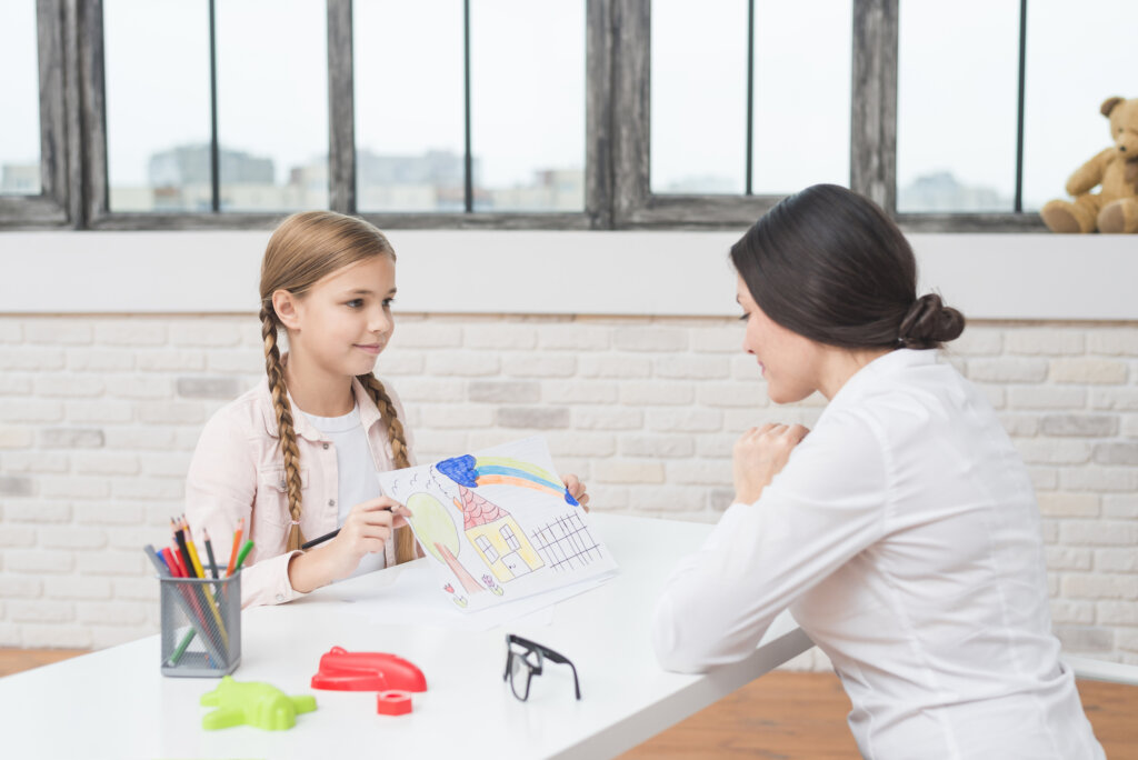 Niña y especialista en entrevista psicopedagógica