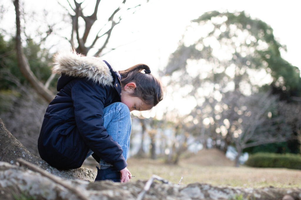 Fille seule dans les bois