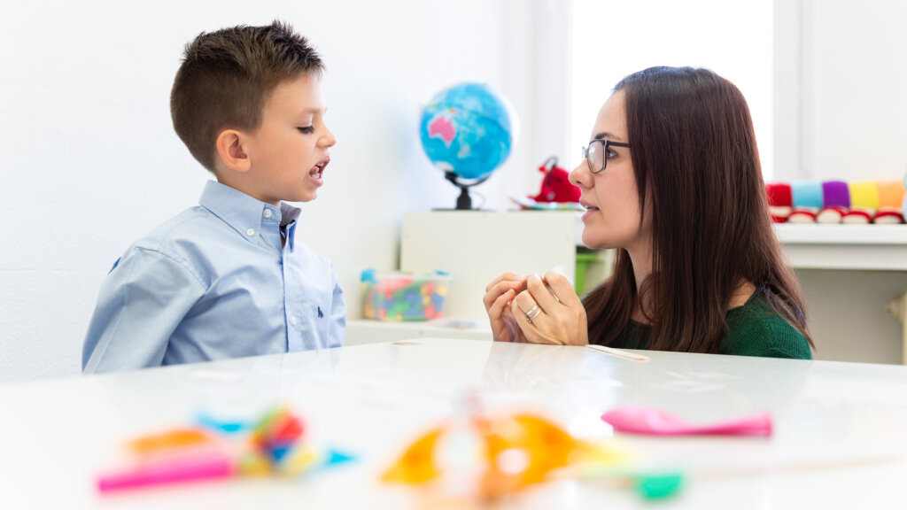 Criança em fonoaudiologia com especialista