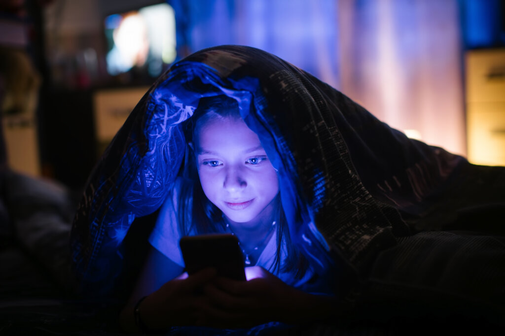 Children should not exceed the hours of use on the phone