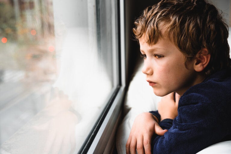 Hay niños que se sienten solos: ¿por qué y cuáles son sus efectos?
