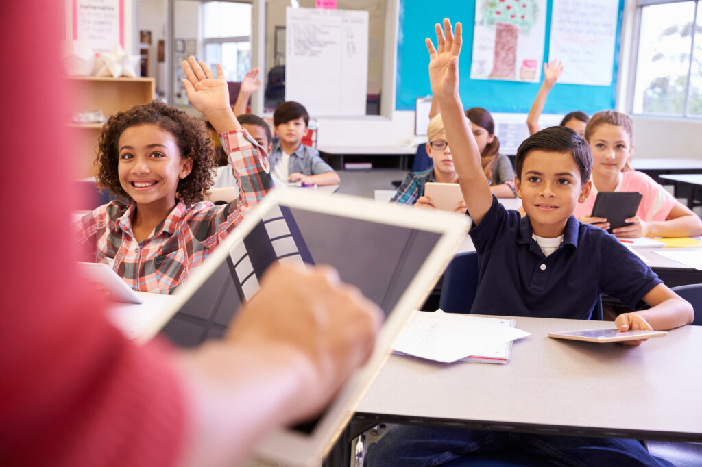Le philosophe Walter Kohan considère l'école comme une entité reproductive qui cherche à corriger l'authenticité des enfants