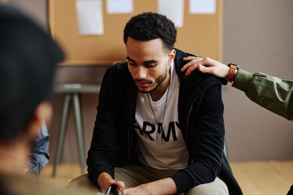 Mann in Gruppentherapie hat psychisches Trauma