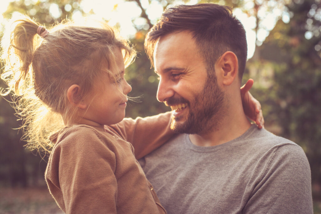 Père et fille se regardent et sourient