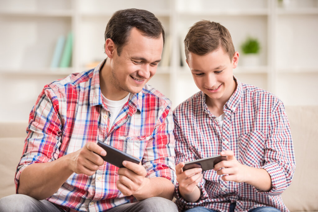 Vader en zoon op hun mobieltjes