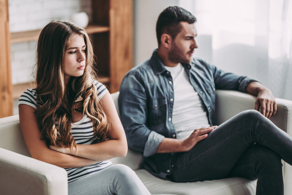Couple ne parlant pas dans une pièce