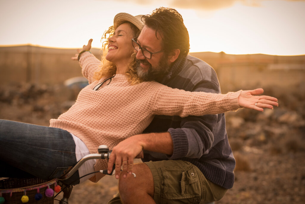 Un couple aime faire du vélo en comprenant le sens de la vie