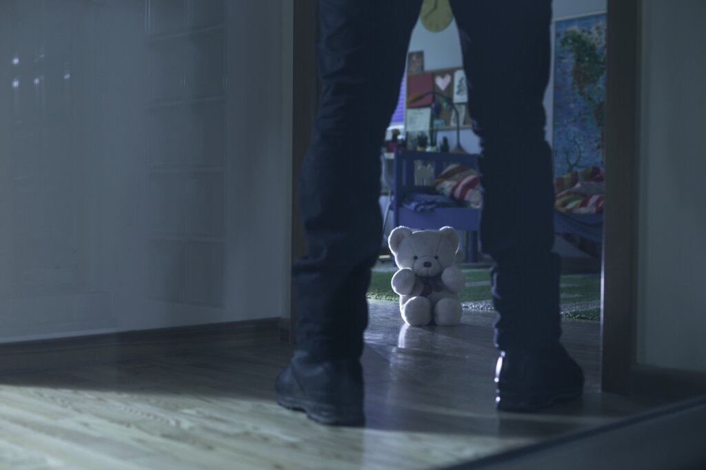Pédophile entrant dans la chambre de sa victime