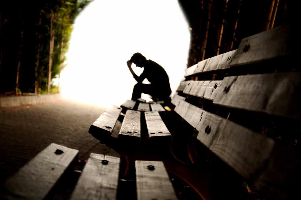 La persona riflette su una panchina perché prova dolore emotivo