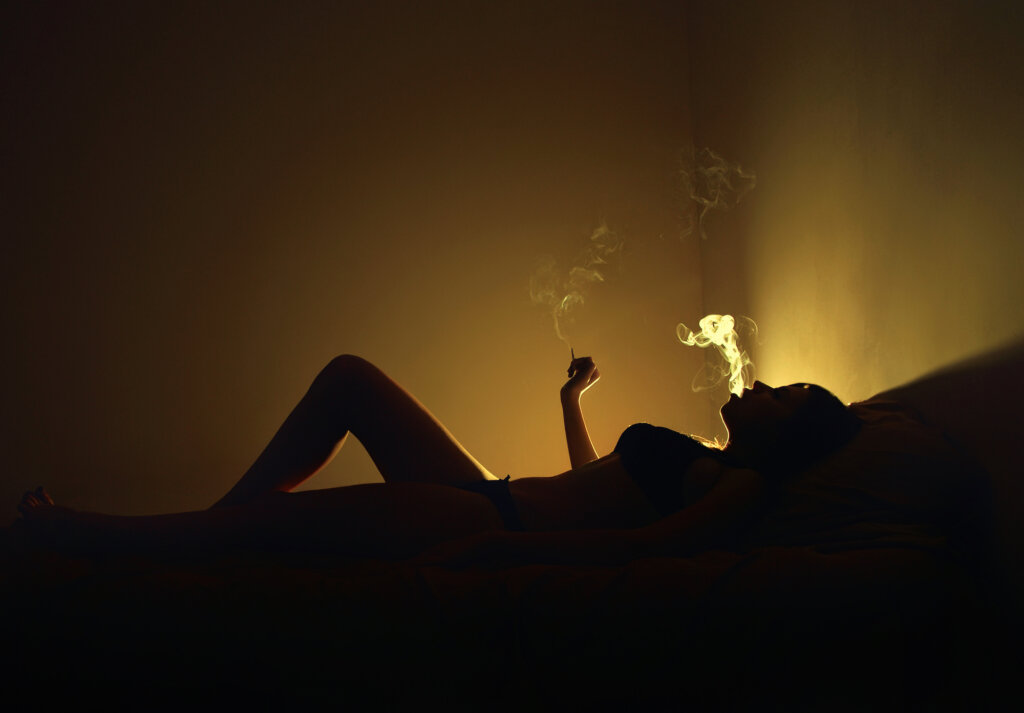 silhouette, de, femme, coucher, fumer