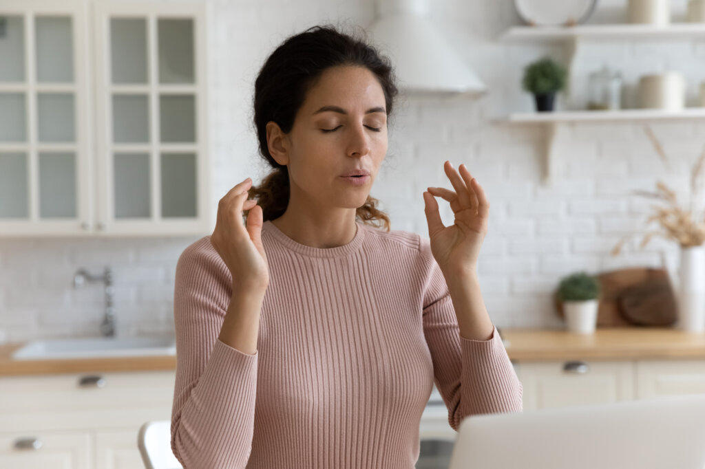 Femme pratiquant la technique de respiration dans la cuisine