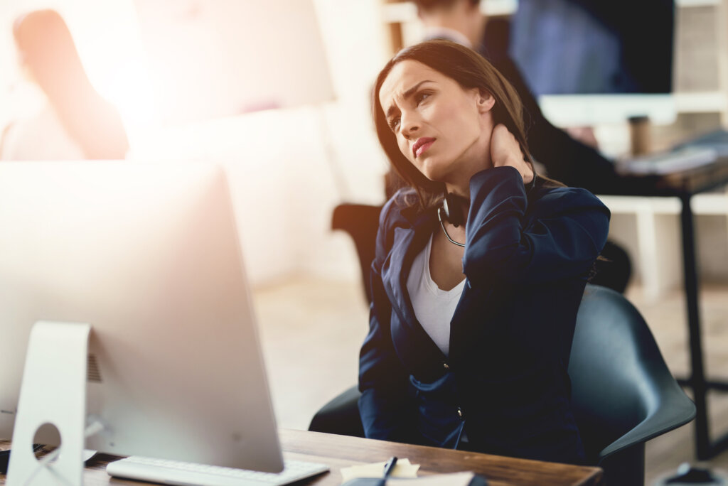 Estrés laboral provoca dolores musculares