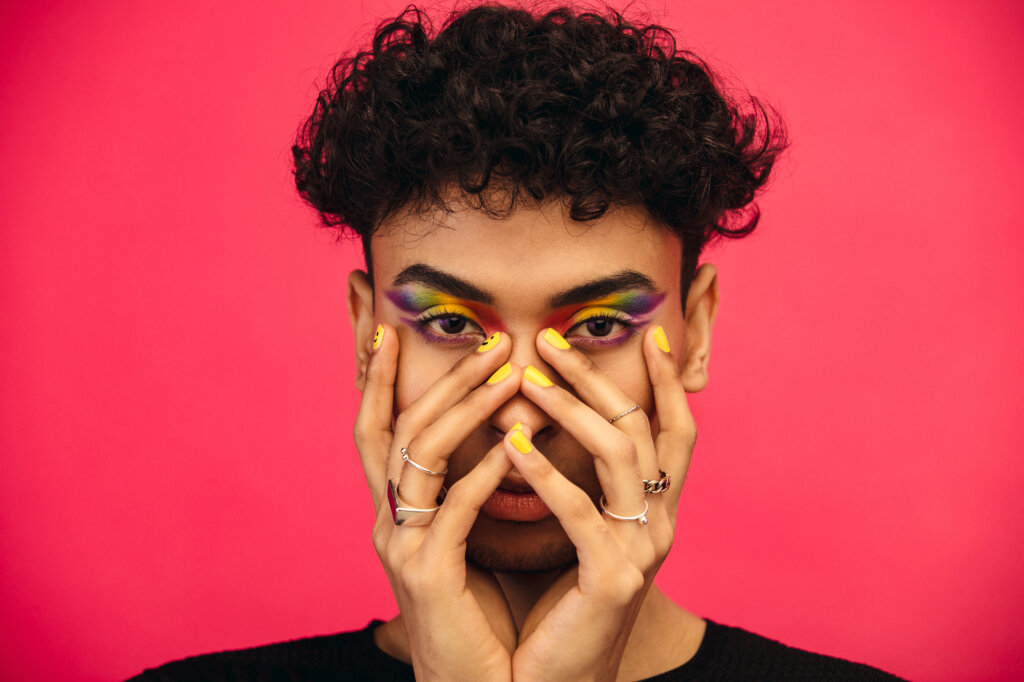 Personne maquillée avec des couleurs faisant allusion à la communauté LGBTQ+
