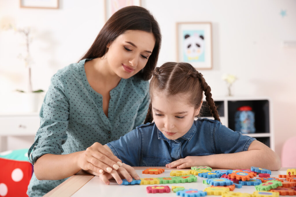 Une thérapeute avec une fille diagnostiquée autiste