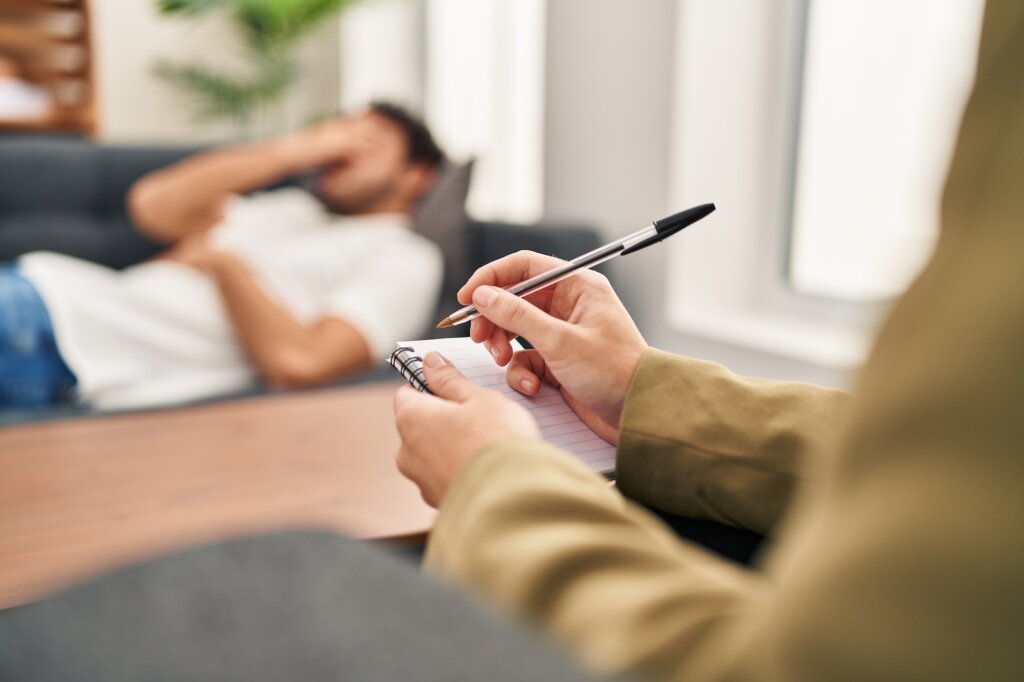 Patient et psychologue en thérapie de résolution accélérée