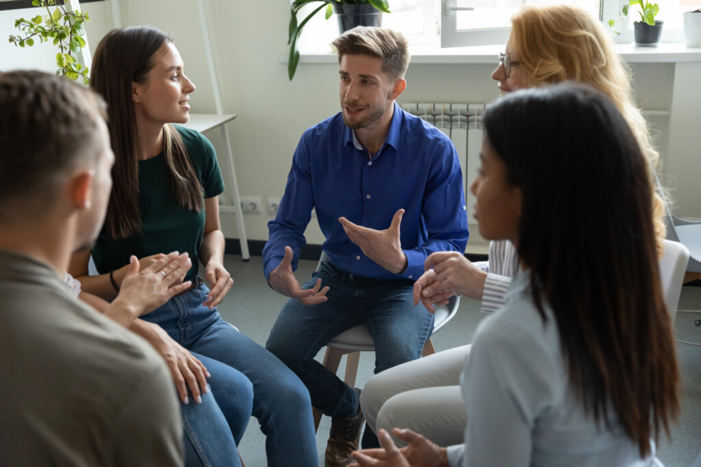Groupe de personnes en thérapie sociale